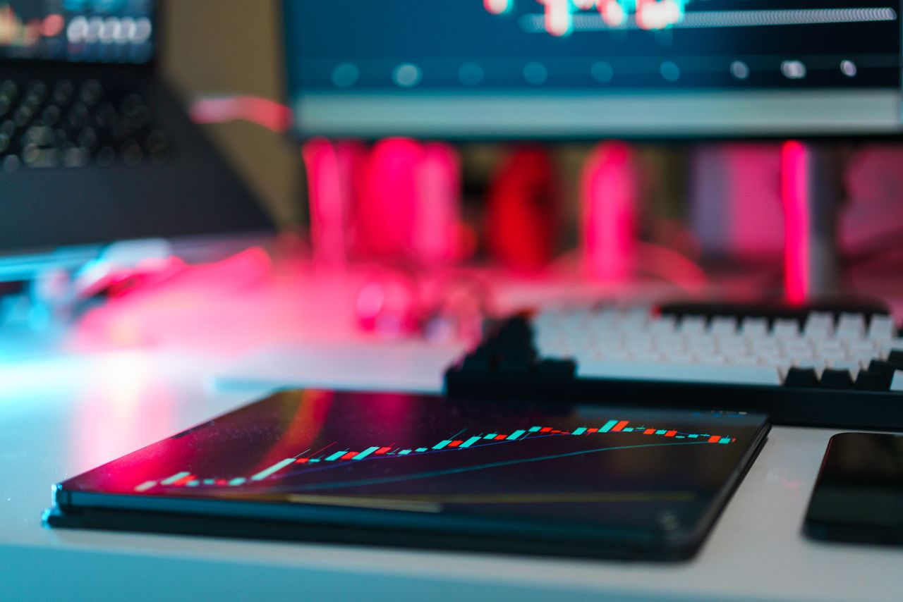 services-img High-tech trading setup with charts on tablet and computer screens, representing data analysis and financial trends.